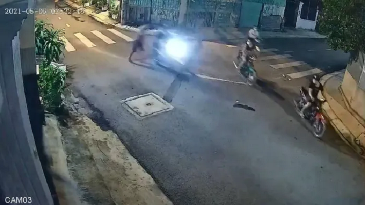 Nhom cuop 'bay binh bo tran' tan cong nguoi dan de cuop xe may