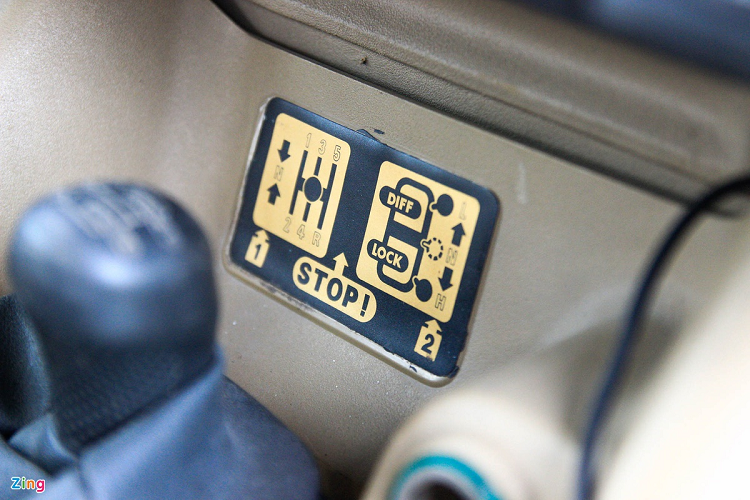 Chiếc Land Rover Discovery 1996 tại Hà Nội nàycó cấu hình ba hàng ghế với 7 chỗ ngồi. Hàng ghế cuối gồm hai ghế, được đặt sát hông xe và quay mặt vào nhau - kiểu bố trí tương đối hiếm gặp.