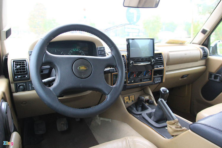 Khoang lái của xe gần như còn nguyên bản, ngoại trừ màn hình trung tâm lắp thêm. Các tiện nghi đi kèm không nhiều. Ghế lái, ghế phụ và gương chiếu hậu đều chỉnh cơ.