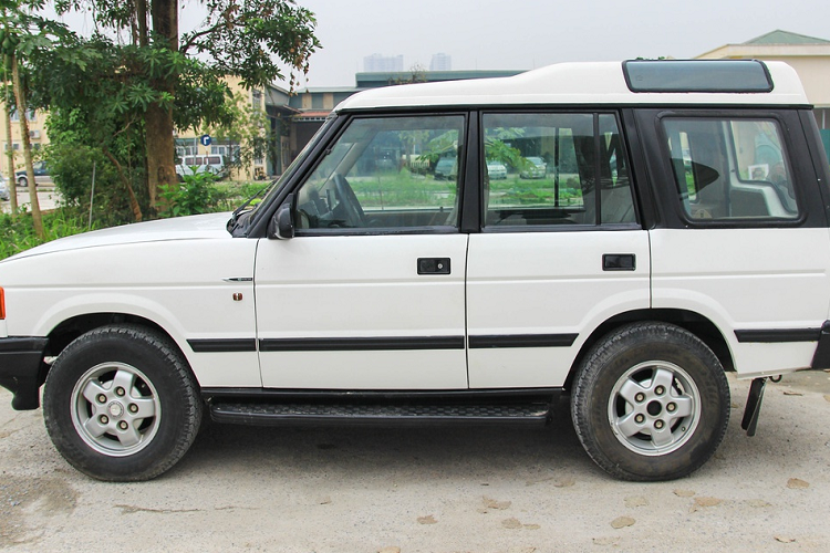 Khác đời xe hiện hành với thiết kế hiện đại, mềm mại hơn đáng kể, Land Rover Discovery 1996 cổ điển có kiểu dáng khối hộp, vuông vức và góc cạnh.