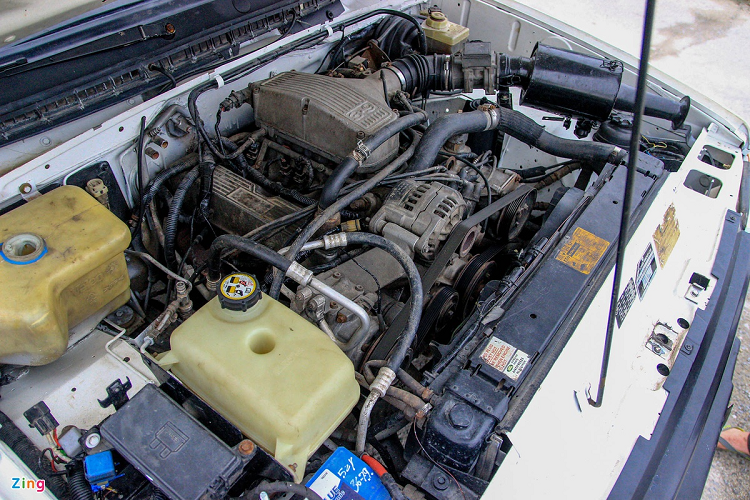 Xe dùng hộp số sàn 5 cấp cùng hệ dẫn động 4WD, đi kèm hộp số phụ điều chỉnh chế độ cầu nhanh (4H) hoặc cầu chậm (4L). Bên cạnh đó, Land Rover Discovery 1996 còn có phiên bản sử dụng hộp số tự động 4 cấp.