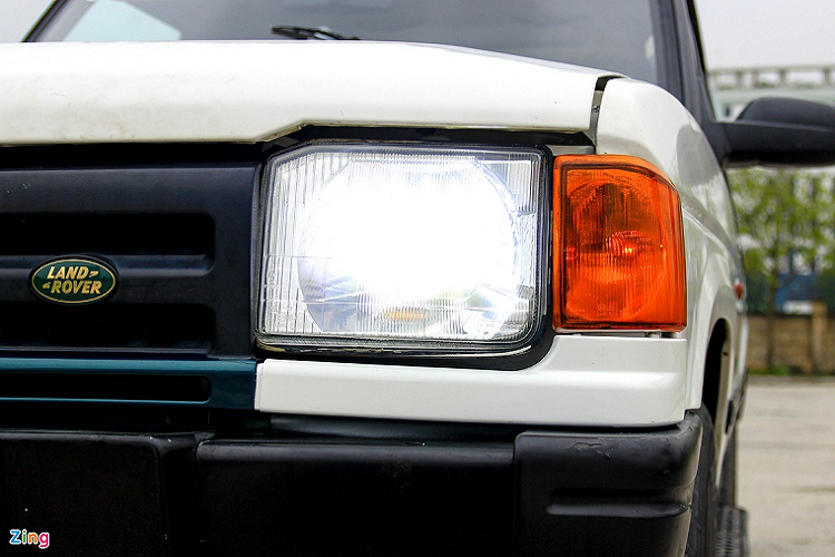 Xe vẫn sử dụng bộ la-zăng 16 inch nguyên bản, tuy nhiên một vài chi tiết trên la-zăng đã bị mất hoặc hao mòn theo thời gian.