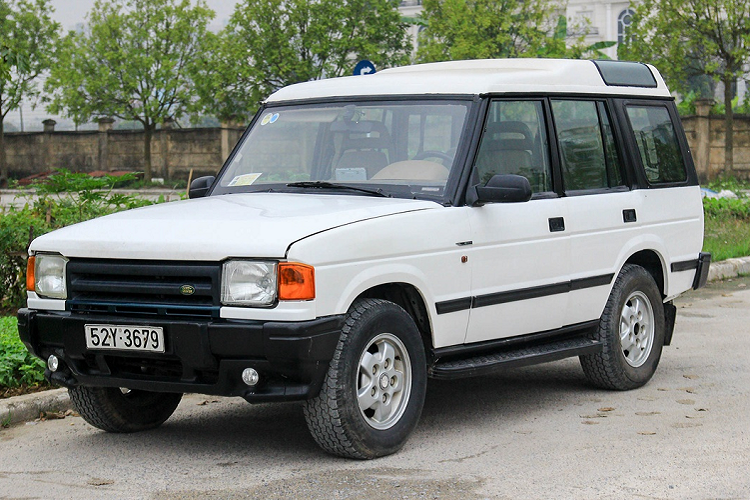 Mẫu xe SUV Land Rover Discovery 1996 có chiều dài 4.538 mm, rộng 1.793 mm, cao 1.965 mm và chiều dài cơ sở 2.540 mm. Ở Việt Nam, lượng xe Discovery không nhiều, đa phần thuộc thế hệ L462 mới nhất.