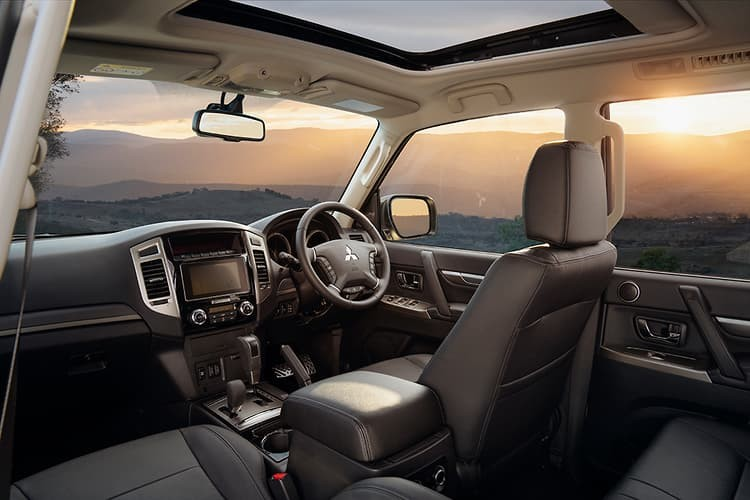 Ngoài những trang bị trên, Mitsubishi Pajero Final Edition 2021 không còn gì khác so với bản thường. Tại thị trường Úc, Mitsubishi Pajero Final Edition 2021 sẽ được chia thành 3 bản trang bị là GLS, Exceed và GLX.Trong đó, bản GLX được trang bị vành 17 inch, nội thất 7 chỗ, hệ thống thông tin giải trí với màn hình cảm ứng 7 inch, hỗ trợ kết nối với điện thoại thông minh qua Apple CarPlay và Android Auto tiêu chuẩn, camera lùi cũng như khóa vi sai chống trượt.