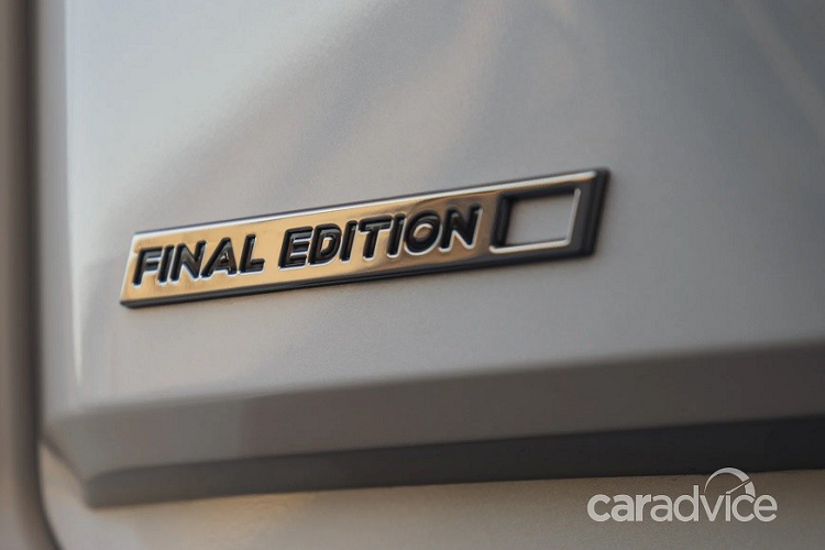 So với bản thường, Mitsubishi Pajero Final Edition 2021 có một số khác biệt nhờ những phụ kiện do đại lý lắp thêm. Theo đó, phiên bản này được trang bị miếng cản côn trùng màu đen trên nắp ca-pô, thảm sàn, thảm khoang hành lý bằng nhựa và thảm trải từ cốp xuống cản sau để tránh xước sơn trong quá trình dỡ đồ khỏi xe. Tất nhiên, cũng không thể thiếu logo “Final Edition” trên thân xe như dấu hiệu nhận biết cho phiên bản đặc biệt.