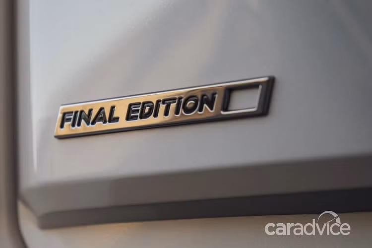 So với bản thường, Mitsubishi Pajero Final Edition 2021 có một số khác biệt nhờ những phụ kiện do đại lý lắp thêm. Theo đó, phiên bản này được trang bị miếng cản côn trùng màu đen trên nắp ca-pô, thảm sàn, thảm khoang hành lý bằng nhựa và thảm trải từ cốp xuống cản sau để tránh xước sơn trong quá trình dỡ đồ khỏi xe. Tất nhiên, cũng không thể thiếu logo “Final Edition” trên thân xe như dấu hiệu nhận biết cho phiên bản đặc biệt.