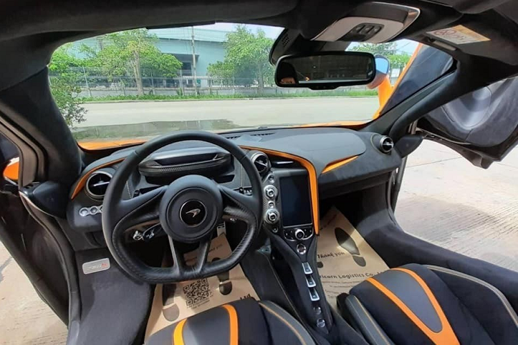 Nội thất siêu xe mui trần McLaren 720S Spider thứ 6 về Việt Nam có khoang lái được bọc da Alcantara màu tối với sọc màu cam chạy giữa ghế ngồi và cả sợi carbon. Giá xe McLaren 720S Spider tại Việt Nam ước tính không dưới 23 tỷ đồng cho bản tiêu chuẩn.