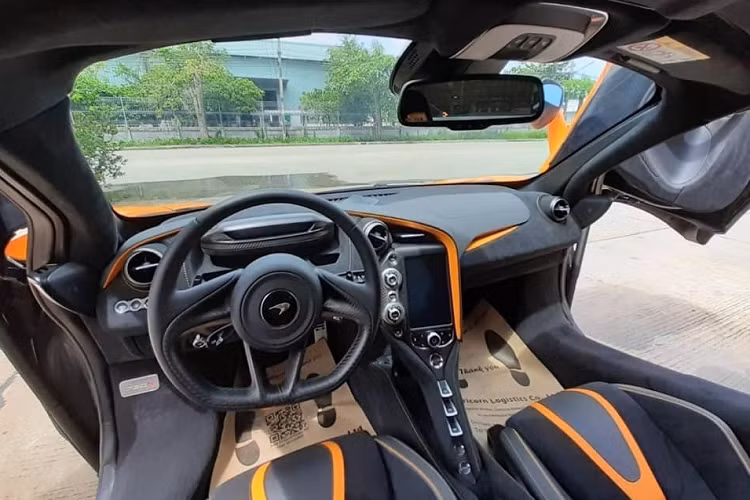 Nội thất siêu xe mui trần McLaren 720S Spider thứ 6 về Việt Nam có khoang lái được bọc da Alcantara màu tối với sọc màu cam chạy giữa ghế ngồi và cả sợi carbon. Giá xe McLaren 720S Spider tại Việt Nam ước tính không dưới 23 tỷ đồng cho bản tiêu chuẩn.