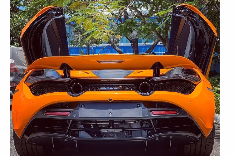 Siêu xe mui trần McLaren 720S Spider độc nhất tại tỉnh Bà Rịa - Vũng Tàu là chiếc xe thứ 6 được mang về thị trường Việt Nam. Do chưa có đại lý McLaren Việt Nam chính thức nên việc đưa các siêu xe nước Anh về dải đất hình chữ S đều do các công ty nhập khẩu tư nhân thực hiện.