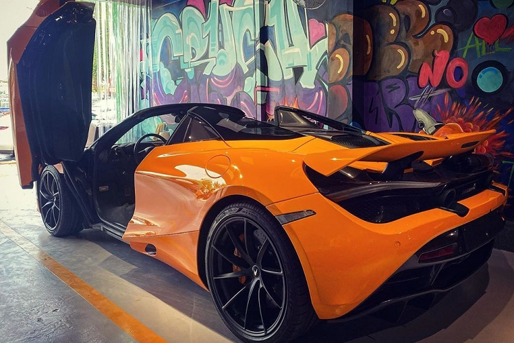 Được biết, chiếc siêu xe mui trần McLaren 720S Spider ở Vũng Tàu thuộc bản cao cấp nhất Performance với hàng loạt chi tiết ở ngoại thất bằng carbon như cản va trước, hốc gió nắp capô, bên hông hay đuôi xe, ngoài ra là vỏ gương và cản va sau.
