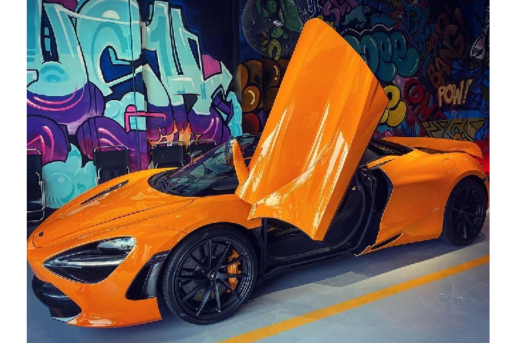 Như vậy, đây là mẫu siêu xe mui trần McLaren 720S Spider độc nhất vô nhị có mặt tại thành phố biển Vũng Tàu. Chiếc McLaren 720S Spider mới xuất hiện tại Bà Rịa - Vũng Tàu có ngoại thất màu cam nóng bỏng, hiện đây là 1 trong 2 chiếc McLaren 720S Spider tại dải đất hình chữ S sở hữu bộ áo màu Orange McLaren. Chiếc còn lại đang định cư ở Sài thành.