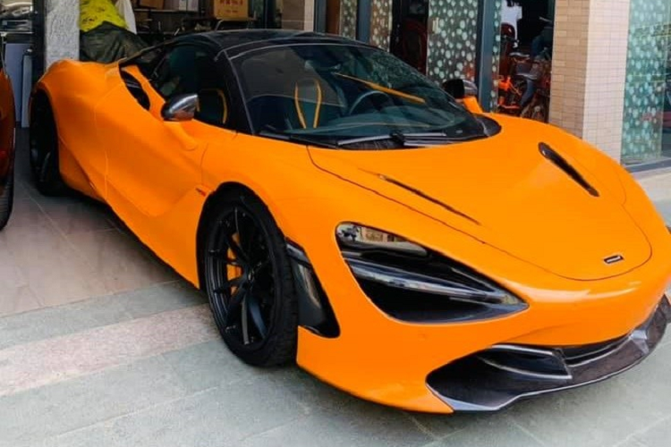 Hiện dòng siêu xe mui trần McLaren 720S Spider mới đang lăn bánh tại Việt Nam có khoảng 8 chiếc và phần lớn xe đều định cư ở trong Thành phố Hồ Chí Minh. Mới đây nhất, một chiếc siêu xe McLaren 720S Spider đã bị bắt gặp dạo phố tại tỉnh Bà Rịa - Vũng Tàu. Điều thú vị ở đây chính là việc chiếc siêu xe mui trần 720S Spider này không phải mang biển Sài thành mà đeo hẳn "hộ khẩu" 72 của tỉnh Bà Rịa - Vũng Tàu