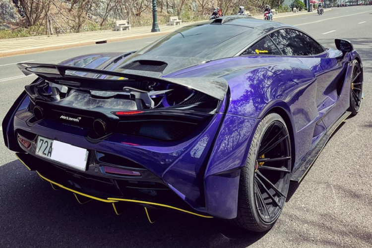 Chưa hết, chiếc siêu xe McLaren 720S màu tím này được trang bị ống xả độ của hãng Frequency Intelligent Exhaust. Theo thông báo từ Fi, việc lắp ống xả độ của hãng này cho siêu xe McLaren 720S sẽ giúp công suất cực đại của xe tăng thêm 8%. Điều này đồng nghĩa, khối động cơ V8, tăng áp kép, dung tích 4.0 lít của McLaren 720S nguyên bản tạo ra công suất tối đa 720 mã lực nay có thể "bơm ra" 778 mã lực.