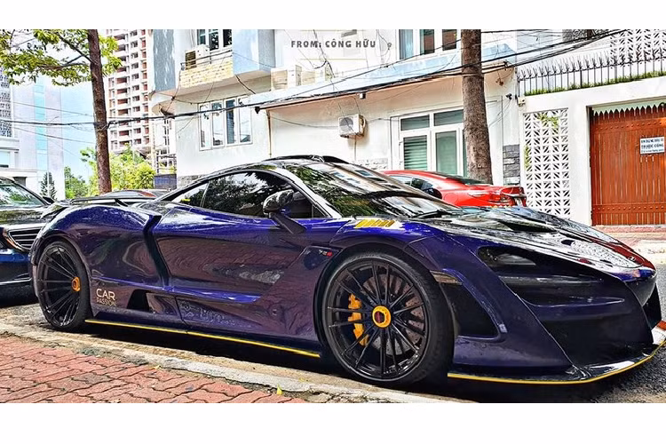 Nhiều khả năng siêu xe này có thể là chiếc xe McLaren 720S màu tím hiếm hoi trên thế giới mang trên mình gói độ cực phẩm N-Largo của hãng Novitec. Gói độ N-Largo của hãng Novitec mang đến ngoại hình hầm hố và dữ dằn hơn cho siêu xe McLaren 720S.