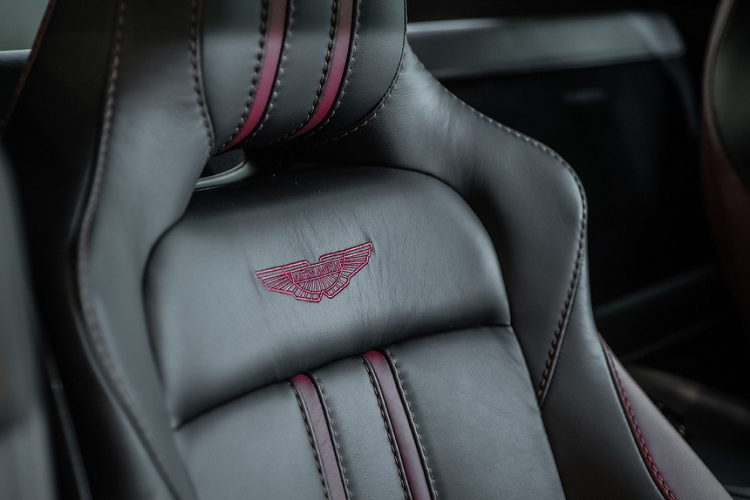 Các thông số kích thước Aston Martin Vantage đặc biệt kỷ niệm 70 năm không thay đổi so với bản thường. Xe có chiều dài 4.465 mm, bề ngang 1.942 mm, cao 1.273 mm, chiều dài cơ sở 2.704 mm. Vantage dùng khung gầm bằng nhôm tương tự DB11.