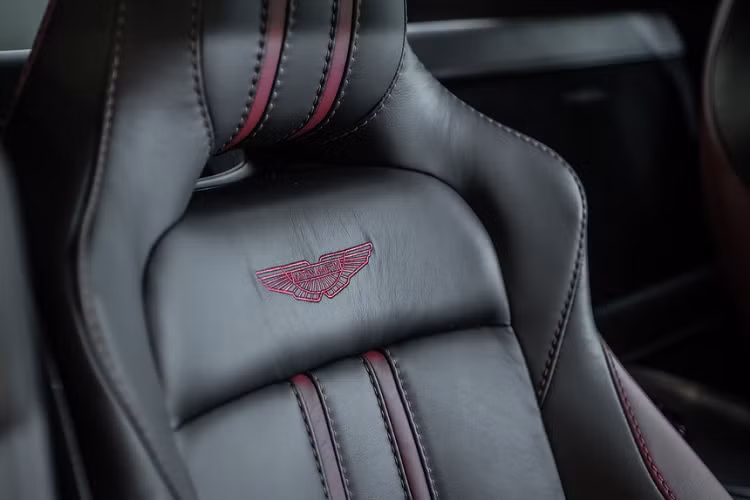 Các thông số kích thước Aston Martin Vantage đặc biệt kỷ niệm 70 năm không thay đổi so với bản thường. Xe có chiều dài 4.465 mm, bề ngang 1.942 mm, cao 1.273 mm, chiều dài cơ sở 2.704 mm. Vantage dùng khung gầm bằng nhôm tương tự DB11.