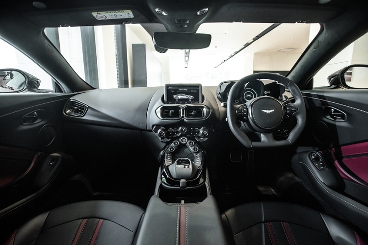 Đại diện hãng siêu xe Aston Martin mô tả: "Màu đỏ Liquid Crimson là một màu trầm và sang trọng, như chất lỏng làm nổi bật mọi đường nét trên cơ thể khiến bất cứ ai đều mong muốn sở hữu chìa khóa và tận hưởng cảm giác cầm lái".