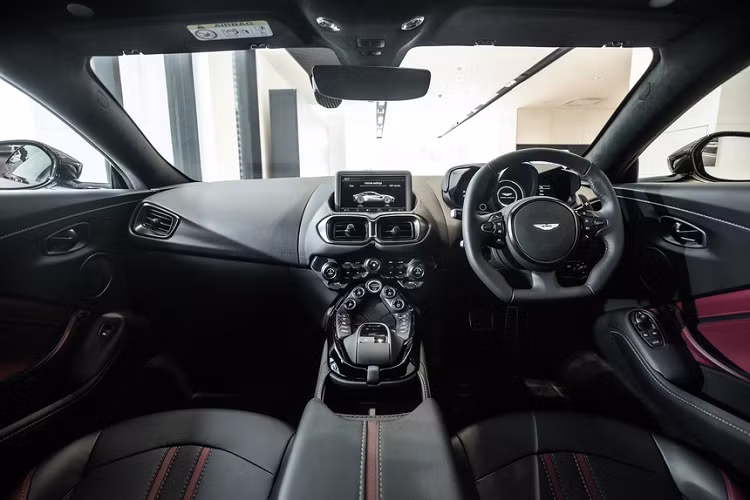 Đại diện hãng siêu xe Aston Martin mô tả: "Màu đỏ Liquid Crimson là một màu trầm và sang trọng, như chất lỏng làm nổi bật mọi đường nét trên cơ thể khiến bất cứ ai đều mong muốn sở hữu chìa khóa và tận hưởng cảm giác cầm lái".