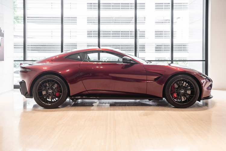 Dưới nắp capo là động cơ xăng tăng áp kép V8 dung tích 4.0 lít có công suất tối đa 502 mã lực tại 6.000 vòng/phút, mô-men xoắn cực đại 685 Nm từ dải vòng tua 2.000-5.000 vòng/phút. Xe sử dụng hộp số tự động 8 cấp, mất 3,6 giây để tăng tốc từ 0-100 km/h và có tốc độ tối đa 314 km/h.