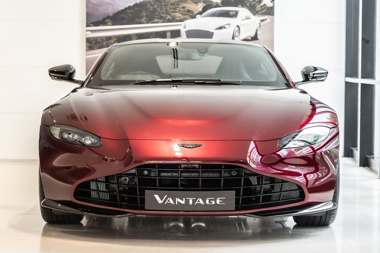 Aston Martin vừa trình làng mẫu xe thể thao Vantage 2021 với lưới tản nhiệt kiểu mới kỷ niệm 70 năm kèm lớp sơn đỏ đặc biệt ở Malaysia. Phần lưới tản nhiệt mềm mại và tinh tế hơn hẳn các phiên bản Aston Martin Vantage mới đã ra mắt trước đó. Chi tiết này có hai màu đen và bạc cho khách hàng lựa chọn.