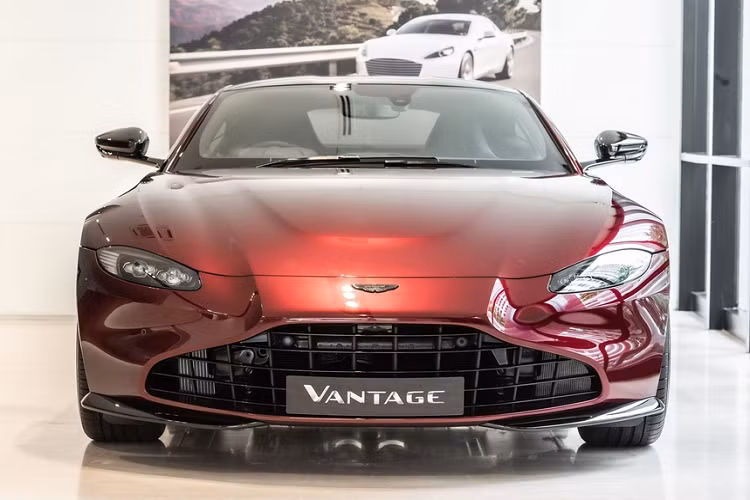 Aston Martin vừa trình làng mẫu xe thể thao Vantage 2021 với lưới tản nhiệt kiểu mới kỷ niệm 70 năm kèm lớp sơn đỏ đặc biệt ở Malaysia. Phần lưới tản nhiệt mềm mại và tinh tế hơn hẳn các phiên bản Aston Martin Vantage mới đã ra mắt trước đó. Chi tiết này có hai màu đen và bạc cho khách hàng lựa chọn.