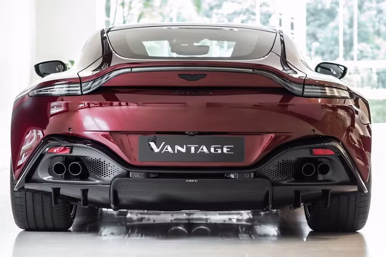 Vantage có 3 chế độ lái gồm Sport, Sport Plus và Track. Vantage là mẫu đầu tiên của Aston Martin, hệ thống khóa vi sai sau điện tử hoạt động cùng hệ thống cân bằng điện tử để đưa ra những điều chỉnh dựa trên chuyển động của xe.