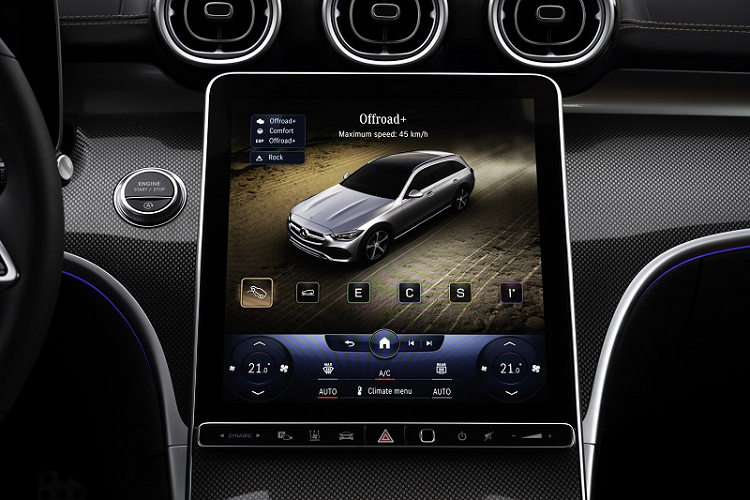 Để đảm bảo chiếc xe có khả năng off-road tốt nhất, Mercedes-Benz đã trang bị hệ thống treo 4 liên kết phía trước với các khớp tay lái lớn hơn và treo đa liên kết ở phía sau. Chế độ OFFROAD mới cũng sẽ được bổ sung cho Mercedes-Benz C-Class All-Terrain 2022 dưới dạng tiêu chuẩn, cung cấp khả năng xử lý vượt trội hơn trên các địa hình như đất, sỏi và cát. Ngoài ra còn có chế độ OFFROAD+ tùy chọn được thiết kế cho các địa hình khắc nghiệt và có độ dốc cao hơn.