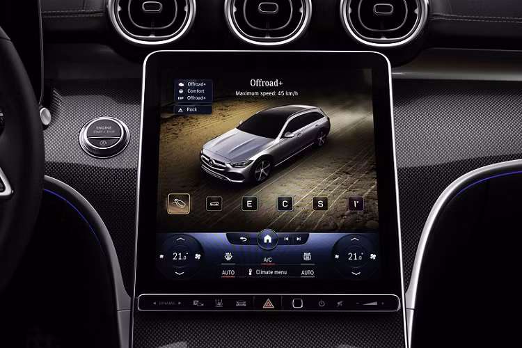 Để đảm bảo chiếc xe có khả năng off-road tốt nhất, Mercedes-Benz đã trang bị hệ thống treo 4 liên kết phía trước với các khớp tay lái lớn hơn và treo đa liên kết ở phía sau. Chế độ OFFROAD mới cũng sẽ được bổ sung cho Mercedes-Benz C-Class All-Terrain 2022 dưới dạng tiêu chuẩn, cung cấp khả năng xử lý vượt trội hơn trên các địa hình như đất, sỏi và cát. Ngoài ra còn có chế độ OFFROAD+ tùy chọn được thiết kế cho các địa hình khắc nghiệt và có độ dốc cao hơn.