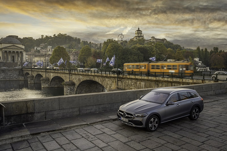 Xe dự kiến sẽ có mặt tại các đại lý ở Đức vào khoảng cuối năm nay, mức giá xe Mercedes-Benz C-Class All-Terrain 2022 bán ra khởi điểm từ 53.014 Euro (khoảng 1,35 tỷ đồng) cho phiên bản máy xăng và 55.394 Euro (khoảng 1,41 tỷ đồng) cho phiên bản máy dầu.