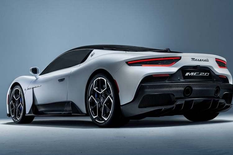 Cung cấp sức mạnh cho Maserati MC20 là khối động cơ tăng áp kép V6 3.0L sản sinh công suất 621 mã lực và mô-men xoắn cực đại 730 Nm, kết hợp với hộp số ly hợp kép tám cấp cùng hệ dẫn động cầu sau và bộ vi sai chống trượt.