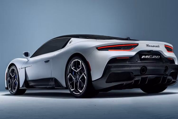 Cung cấp sức mạnh cho Maserati MC20 là khối động cơ tăng áp kép V6 3.0L sản sinh công suất 621 mã lực và mô-men xoắn cực đại 730 Nm, kết hợp với hộp số ly hợp kép tám cấp cùng hệ dẫn động cầu sau và bộ vi sai chống trượt.
