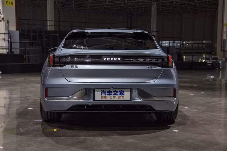 Đồng thời, xe mới còn được trang bị hệ thống Zeekr Falcon Eye Vidar Systen với khả năng nhận biết cấp độ làn đường. Người mua sẽ có 2 tùy chọn cụm pin khi đến với Geely Zeekr 001 gồm loại 86 kWh và 100 kWh. Cự li di chuyển trên 700 km nói ở trên có lẽ là đến từ loại 100 kWh.