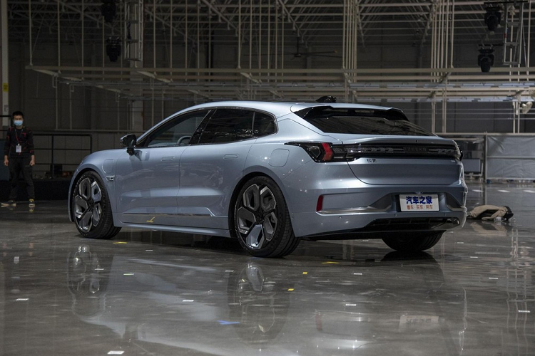 Phiên bản Zeekr 001 You sẽ có trang bị hệ thống mô tơ điện kép ở phía trước và phía sau, với tổng công suất 536 mã lực và 768 Nm mô-men xoắn cực đại, đủ sức gia tốc từ 0-100 km/h trong 3,8 giây, cũng như có thêm các trang bị tối ưu hiệu suất lẫn khả năng xử lý off-road.