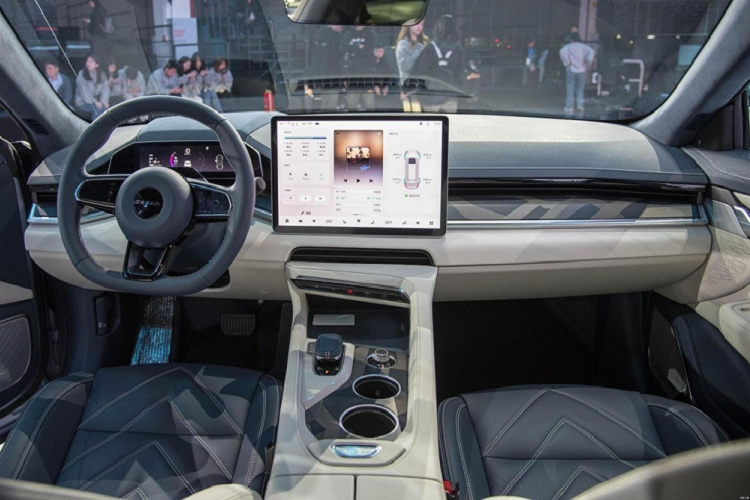 Chưa hết, Zeekr 001 còn mang trong mình rất nhiều trang bị hấp dẫn như cửa không khung cảm ứng (cửa tự mở), hệ thống treo khí có thể điều chỉnh, màn hình hiển thị W-HUD 14,7 inch, cửa sổ toàn cảnh chống tia cực tím và chống nắng, hệ thống đèn nền kiểu dòng nước động đa màu sắc, âm thanh vòm cao cấp Yamaha, ghế mát-xa thông minh, hệ thống sóng âm thanh hiệu suất cao và trợ lý thông minh AI Mate, và hơn thế nữa.