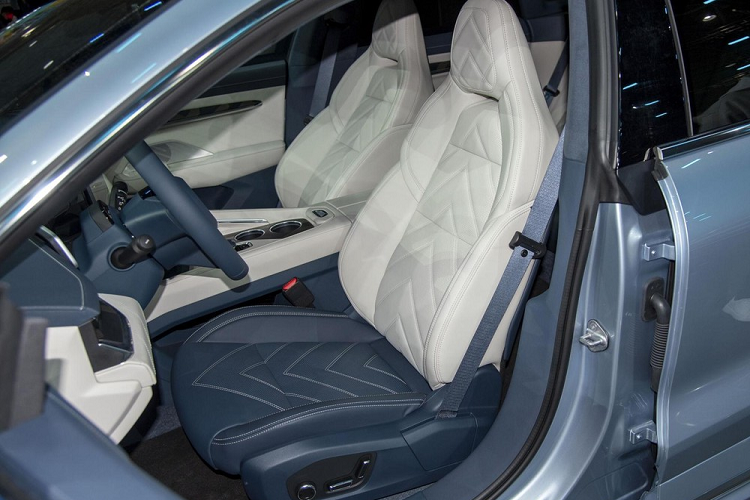 Ở phương diện cấu hình máy tính thông minh, Zeekr 001 được trang bị 2 con chip máy tính Mobileye EyeQ5H tân tiến. Đây là loại chip cấp độ hệ thống SOC sử dụng bộ xử lý 7 nm đầu tiên trên thế giới. Nhờ vậy, khả năng tính toán được tăng trực tiếp 20 lần so với quá khứ.