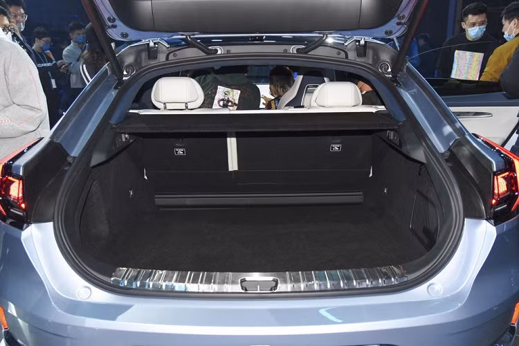 Về mặt kích thước, xe điện Zeekr 001 mới có chiều dài 4.970 mm, rộng 1.999 mm, cao 1.560 mm, và trục cơ sở dài 3.005 mm. Geely nói rằng mẫu xe điện mới tinh này sẽ cung cấp không gian chứa hành lý lên tới 2.144 lít khi gập hàng ghế sau xuống. Nội thất xe mang tới cảm giác hết sức sang trọng và rộng rãi, sử dụng một ngôn ngữ thiết kế mới, trang bị một bảng đồng hồ kỹ thuật số LCD cỡ 8,8 inch và một màn hình cảm ứng trung tâm lớn 15,4 inch.