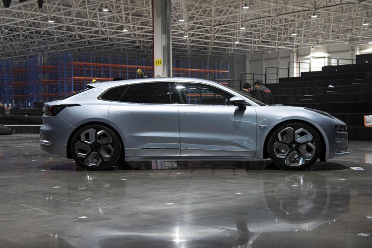 Trong khi đó, phiên bản chỉ lắp 1 mô tơ có thể đi kèm cụm pin 100 kWh và đạt cự li di chuyển cao trên 700 km. Geely Zeekr 001 sẽ được bán ra thị trường với 3 phiên bản, WE mô tơ kép, WE mô tơ đơn, và You mô tơ kép.