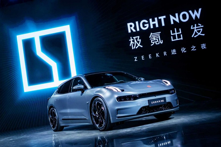 Dựa theo phần giới thiệu của Geely tại nhà máy Zeekr ở Hàng Châu, Zeekr 001 sẽ là mẫu xe điện kiểu dáng shooting brake (lai tạo wagon và coupe) đầu tiên ở Trung Quốc. Chuyện này sẽ hoàn toàn đúng nếu Porsche không thể bán Taycan Cross Turismo ở thị trường tỷ dân trước khi Geely bắt đầu giao hàng 001 trong tháng 10 năm 2021. Zeekr có thể cung cấp cự li di chuyển trên 700 km.