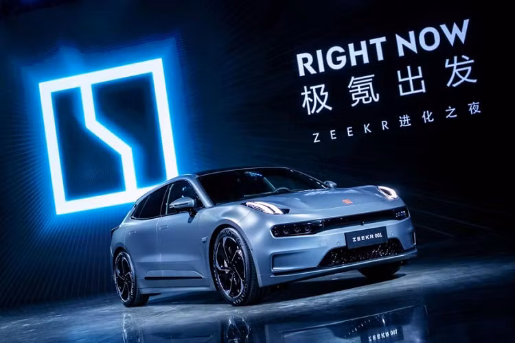 Dựa theo phần giới thiệu của Geely tại nhà máy Zeekr ở Hàng Châu, Zeekr 001 sẽ là mẫu xe điện kiểu dáng shooting brake (lai tạo wagon và coupe) đầu tiên ở Trung Quốc. Chuyện này sẽ hoàn toàn đúng nếu Porsche không thể bán Taycan Cross Turismo ở thị trường tỷ dân trước khi Geely bắt đầu giao hàng 001 trong tháng 10 năm 2021. Zeekr có thể cung cấp cự li di chuyển trên 700 km.