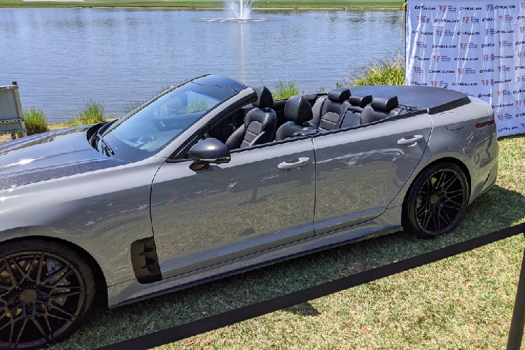 Kết quả từ quá trình chuyển đổi là một chiếc Kia mui trần đẹp đến bất ngờ, một phần nhờ sự thực sedan Stinger vốn có thiết kế đẹp. Các cánh cửa phía sau đã được giữ lại, khiến nó trở thành một trong những chiếc mui trần 4 cửa hiếm có.