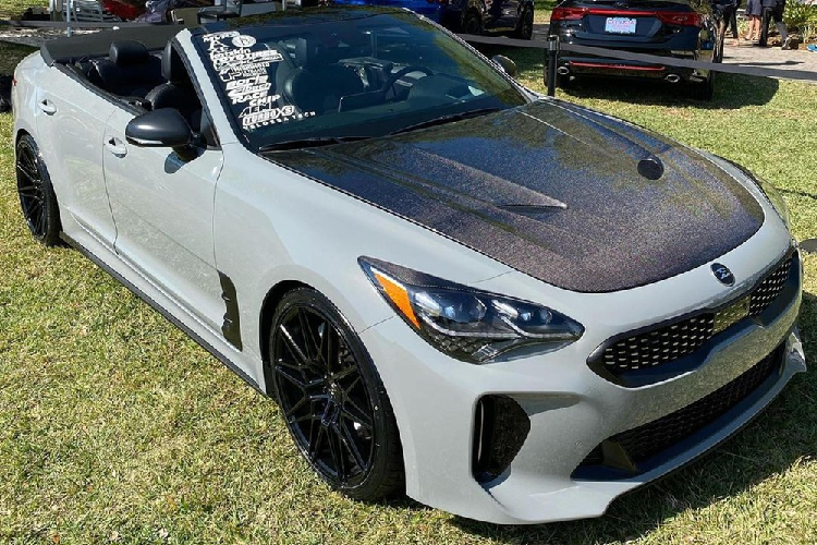 Tất nhiên, Kia chắc sẽ không bao giờ chế tạo một chiếc xe như thế, nhưng City Kia ở Orlando, Florida, Mỹ, đã quyết định tự tay làm nên một chiếc và cắt phăng phần nóc của một chiếc xe thể thao Kia Stinger thông thường.