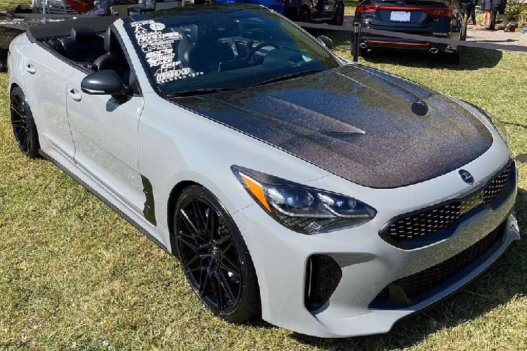 Tất nhiên, Kia chắc sẽ không bao giờ chế tạo một chiếc xe như thế, nhưng City Kia ở Orlando, Florida, Mỹ, đã quyết định tự tay làm nên một chiếc và cắt phăng phần nóc của một chiếc xe thể thao Kia Stinger thông thường.