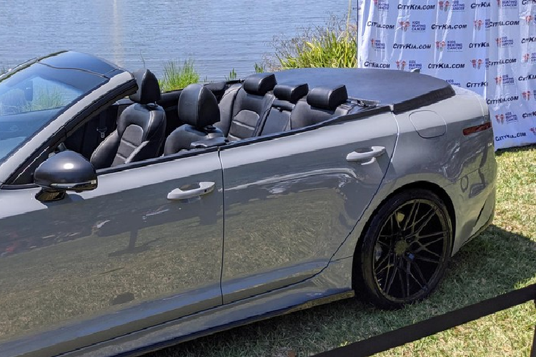 Đối với đội ngũ chế tạo, cửa sổ là một trong những chướng ngại lớn nhất cần chinh phục trong quá trình làm nên chiếc mui trần, cùng với phần cốp sau ngắn khiến khó xếp gọn phần nóc. Đội ngũ chế tạo đã làm ra một phần mui gấp ba lần để có thể xếp gọn phần nóc dài một cách hiệu quả.