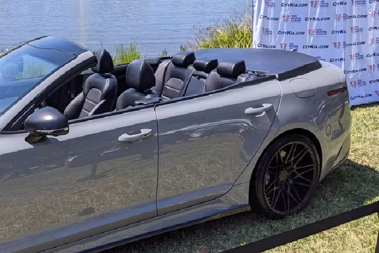 Đối với đội ngũ chế tạo, cửa sổ là một trong những chướng ngại lớn nhất cần chinh phục trong quá trình làm nên chiếc mui trần, cùng với phần cốp sau ngắn khiến khó xếp gọn phần nóc. Đội ngũ chế tạo đã làm ra một phần mui gấp ba lần để có thể xếp gọn phần nóc dài một cách hiệu quả.