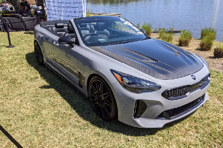 Hiện tại, nhiều người cho rằng Kia đang thiếu một mẫu xe thật sự truyền cảm hứng trong dòng sản phẩm của mình, cho dù đây không phải là một vấn đề nghiêm trọng đối với một công ty đang bán rất chạy SUV. Thế nhưng, đúng thật là hãng xe Hàn Quốc không có lấy một mẫu coupe bảnh bao, một chiếc mui trần sang chảnh, hoặc một mẫu xe thể thao cực chất nào cả. Vậy bạn nghĩ sao về một chiếc Kia Stinger mui trần?