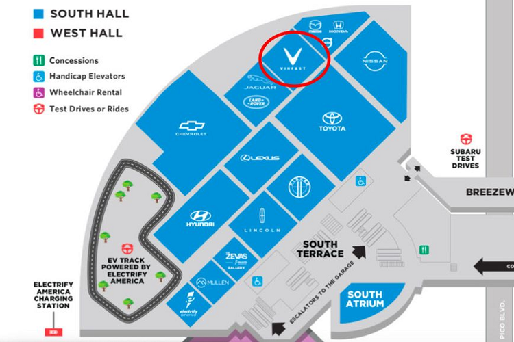 Những công đoạn chuẩn bị kĩ lưỡng từ âm thanh, ánh sáng đến mặt sàn đang được gấp rút chuẩn bị cho sân khấu hoành tráng rộng hơn 800m2 của VinFast.