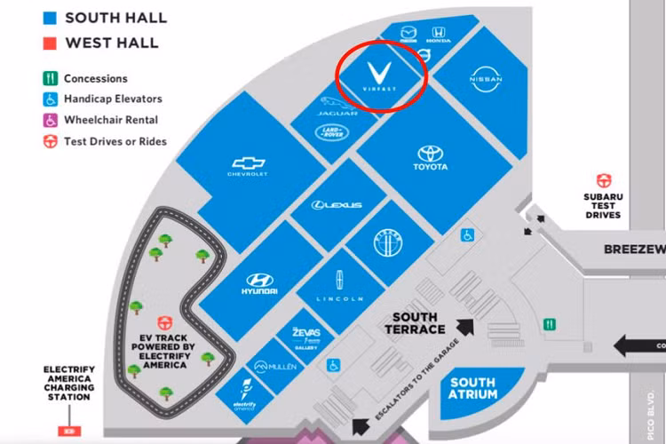 Những công đoạn chuẩn bị kĩ lưỡng từ âm thanh, ánh sáng đến mặt sàn đang được gấp rút chuẩn bị cho sân khấu hoành tráng rộng hơn 800m2 của VinFast.