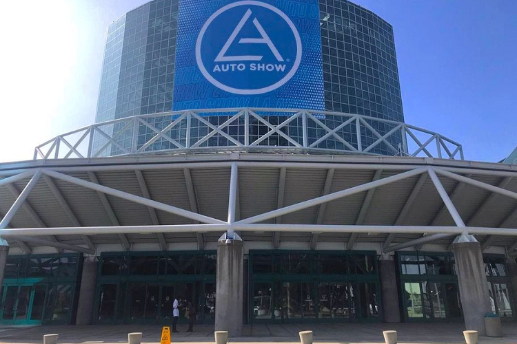 Không chỉ xuất hiện trên các tuyến phố lớn, hình ảnh quảng bá cho thương hiệu ô tô được giới truyền thông và chuyên gia quốc tế đặt nhiều kì vọng còn xuất hiện tràn ngập tại Trung tâm Triển lãm Los Angeles, ngay từ khu vực thang cuốn dẫn lên không gian trưng bày.