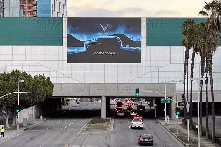 Sau một năm bị gián đoạn bởi dịch Covid-19, triển lãm có lịch sử 114 năm, nơi từng là bệ phóng của nhiều hãng ôtô nổi tiếng nhất nhì thế giới, đã trở lại trong sự mong chờ của hàng triệu người mê xe trên khắp hành tinh. Tới hiện tại, những công đoạn chuẩn bị cuối cùng đang được gấp rút tiến hành để sẵn sàng đón hàng vạn khách tới "soi xe" - và thương hiệu xe Vinfast Việt Nam cũng nằm trong số đó.