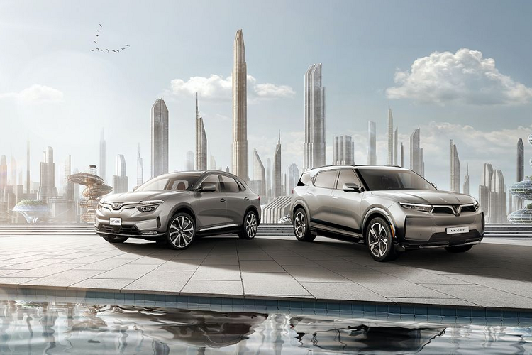 Tâm điểm sẽ là hai mẫu VF e35 và VF e36 lần lượt thuộc phân khúc SUV cỡ lớn hạng D và E. Hai mẫu xe này được giới quan sát mong đợi bởi 2 mẫu xe thuần điện của Việt Nam dự kiến tích hợp nhiều tính năng hỗ trợ lái nâng cao ADAS như hỗ trợ giữ làn đường, giám sát người lái, đỗ xe tự động, triệu tập xe thông minh... 